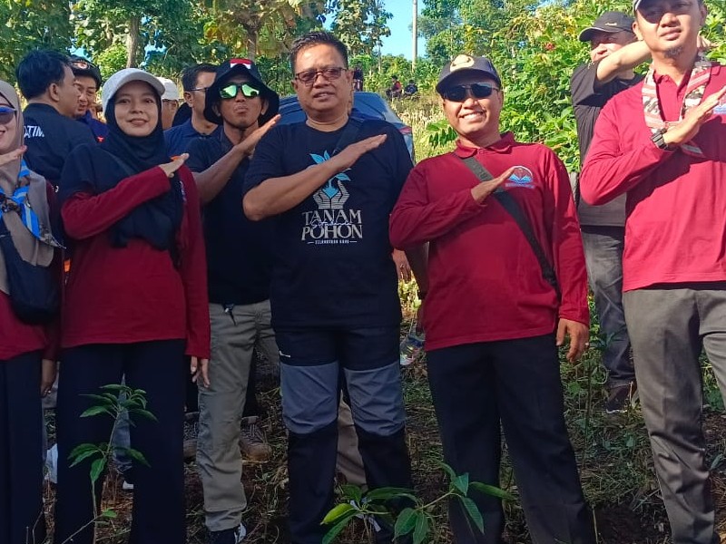 PENANAMAN 20.000 POHON BERSAMA BUPATI SITUBONDO