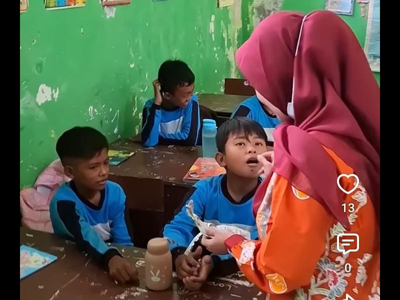 PEMBERIAN OBAT CACING DI SDN 1 SEMAMBUNG