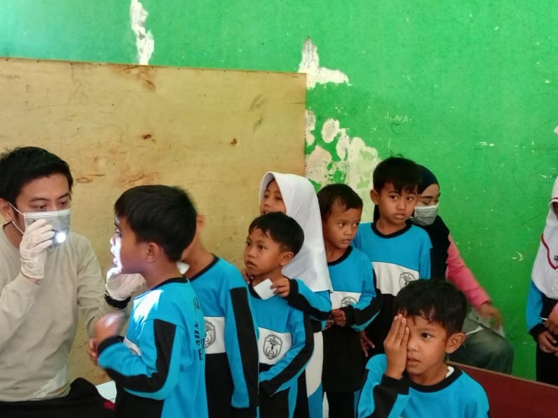 SKRINING KESEHATAN DI SDN 1 SEMAMBUNG